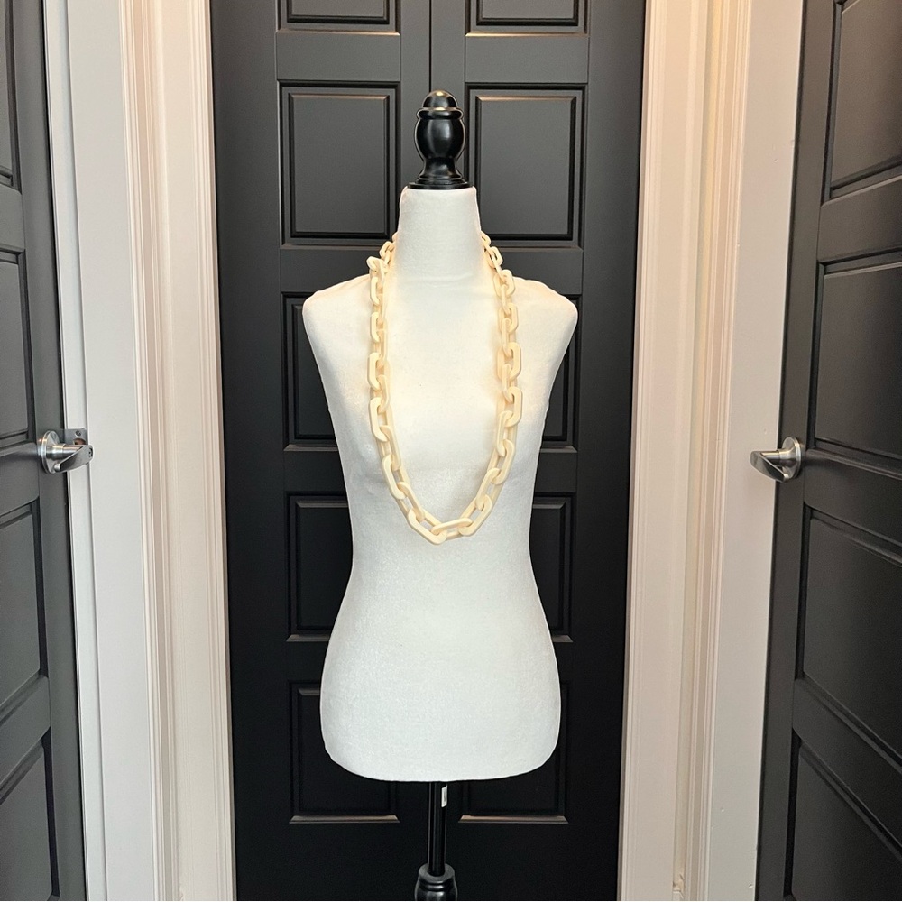 RARA AVIS by Iris Apfel Chained Resin
Chain Linked Necklace Ivory